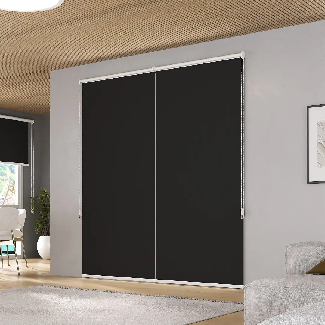 Persiana rolô blackout preta lisa