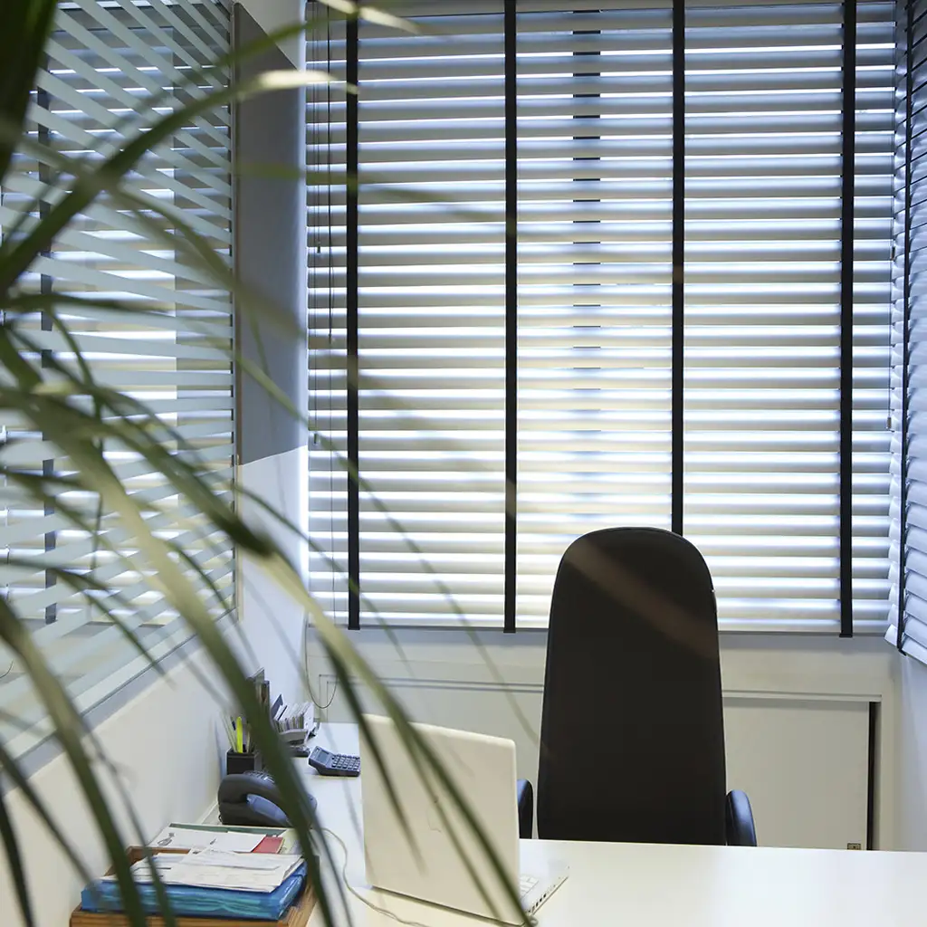 Persiana horizontal alumínio prata 50mm com fita